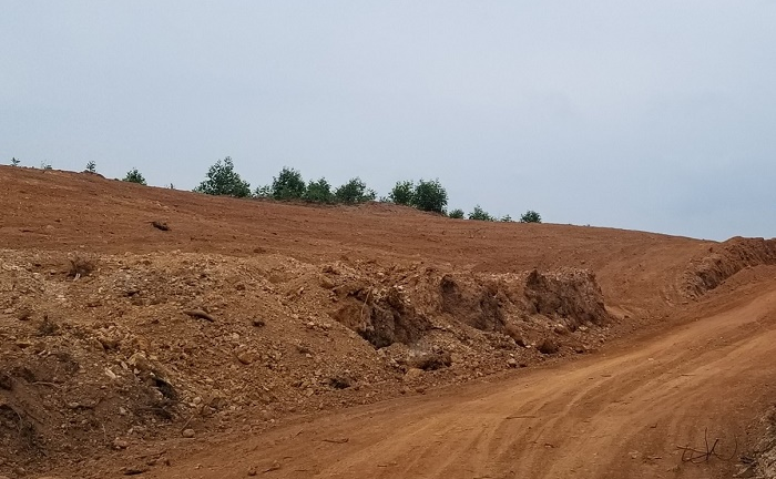 Bắt quả tang doanh nghiệp múc đất của dân để làm dự án