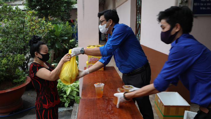 Phát cơm, khẩu trang giúp người nghèo ấm lòng vượt đại dịch COVID-19