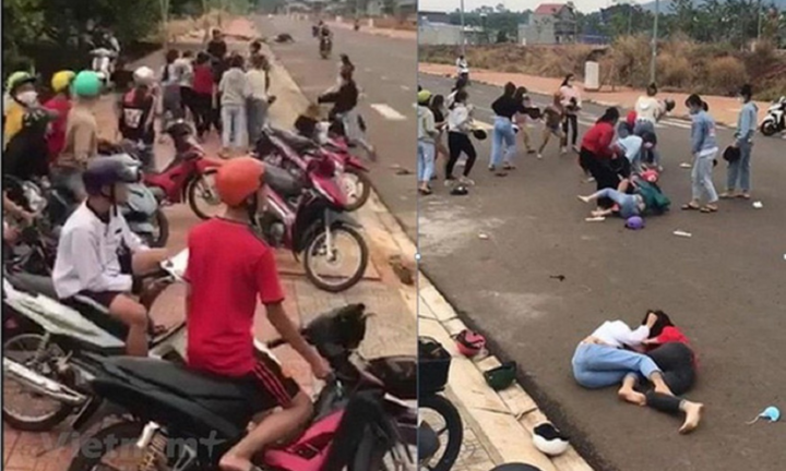 Video: Hàng chục thiếu nữ lao vào đánh nhau giữa đường ở Bình Phước