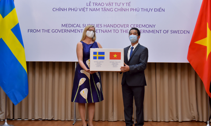 Việt Nam trao 100.000 khẩu trang hỗ trợ Thụy Điển chống COVID-19