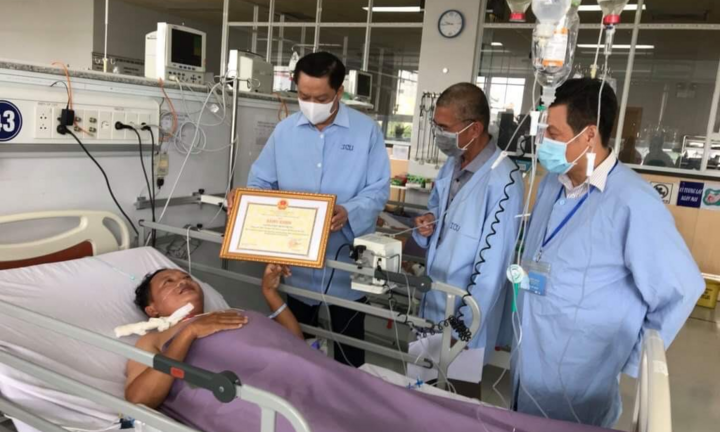 Phóng viên đang nằm viện được trao bằng khen trong phòng, chống dịch COVID-19