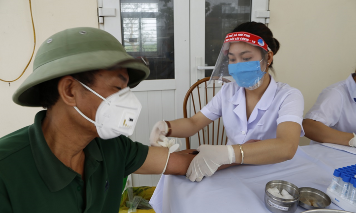 Video: Lấy mẫu test nhanh COVID-19 cho tiểu thương chợ gia cầm lớn nhất Hà Nội