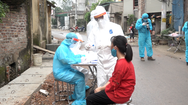 Video: Dân cư nơi có bệnh nhân 266 mắc COVID-19 xếp hàng chờ xét nghiệm