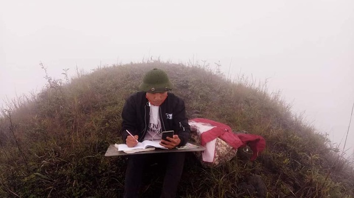 Nam sinh Đại học Thương mại leo đồi 7 km mỗi ngày để học online