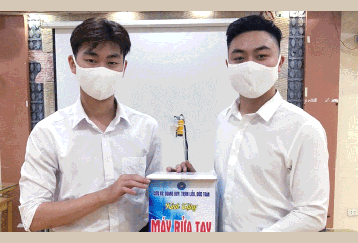 Hai sinh viên chế tạo máy rửa tay tự động chung sức chống dịch COVID-19