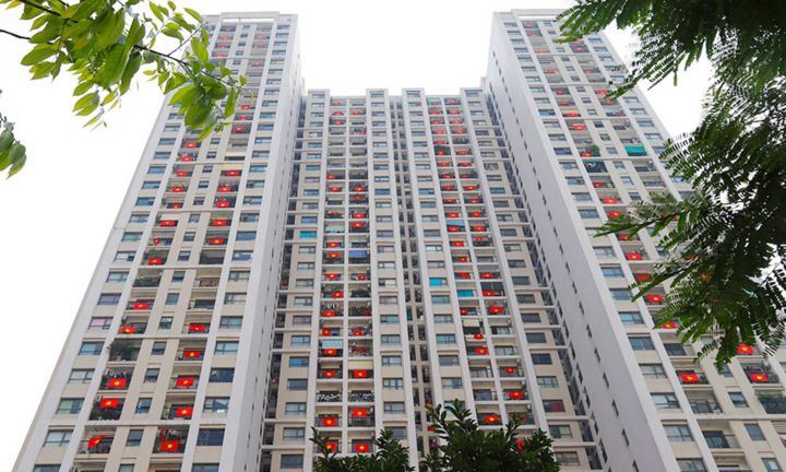 Video: Chung cư 'nhuộm đỏ' cờ Tổ quốc cổ vũ Việt Nam chiến thắng dịch COVID-19