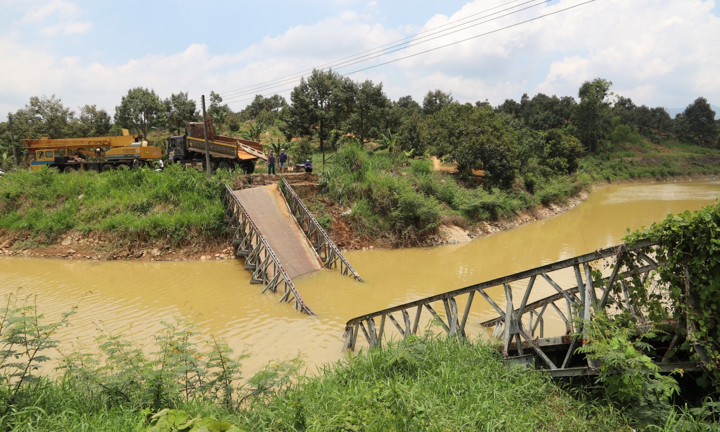 Xe chở quá tải cố vượt khiến cầu dân sinh gãy đôi