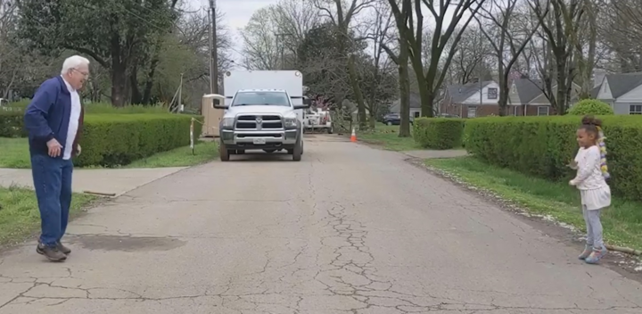 'Cuộc thi' nhảy đúng chuẩn giãn cách xã hội của 2 ông cháu làm dân Mỹ thích thú