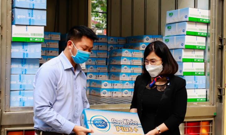 Trao yêu thương qua triệu hộp sữa theo cách của Cô Gái Hà Lan