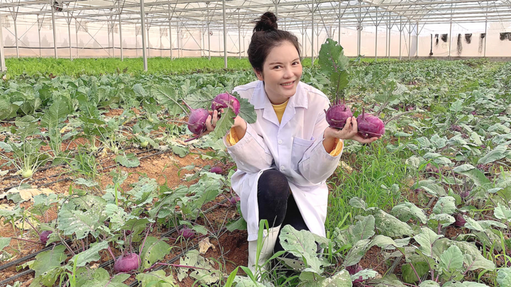 Sao Việt trồng rau cải thiện bữa ăn trong mùa dịch