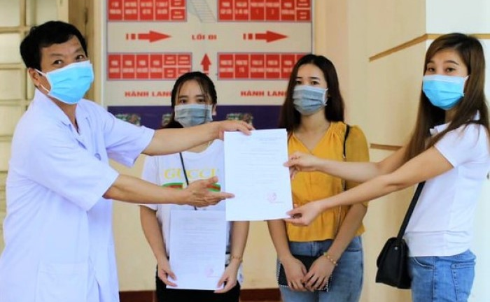 Cô gái âm tính dù ăn, ngủ cùng người mắc COVID-19