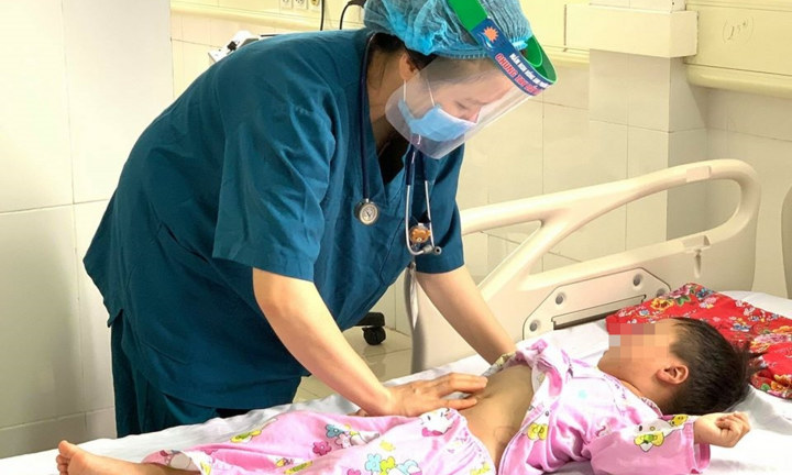 Cấp cứu hai trẻ uống nhầm thuốc trừ sâu đựng trong chai nước ngọt