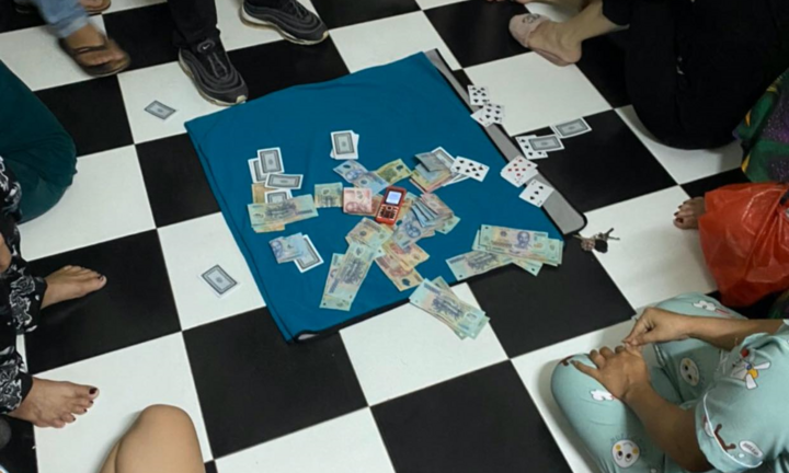 Bắt nhóm phụ nữ tụ tập đánh bạc bất chấp lệnh cách ly xã hội