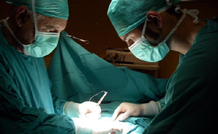 Nghỉ đá bóng, cầu thủ xin làm bác sĩ chống COVID-19