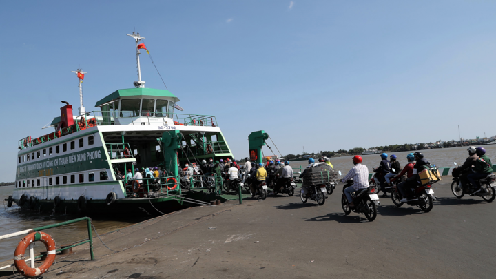 TP.HCM tiếp tục cấm xe buýt, taxi, xe tải trên 8 tấn qua phà Cát Lái