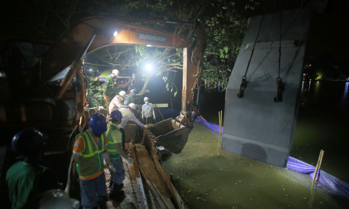 Video: Công nhân xuyên đêm kè bờ hồ Gươm bằng bê tông nguyên khối