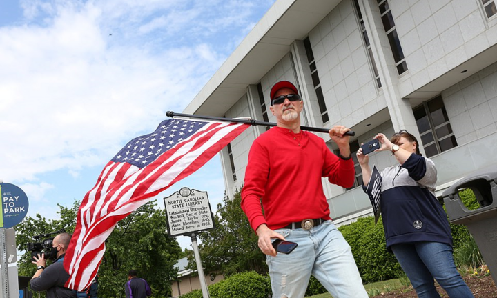 Hàng ngàn người Mỹ xuống đường phản đối lệnh phong tỏa ngừa COVID-19