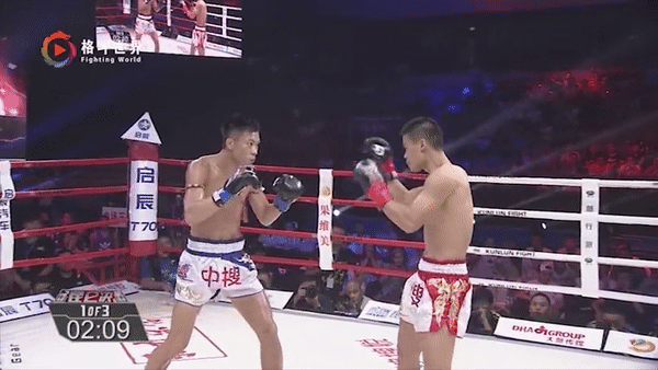 Bị đá hạ bộ, võ sĩ Trung Quốc cay cú đấm đối thủ nằm co giật