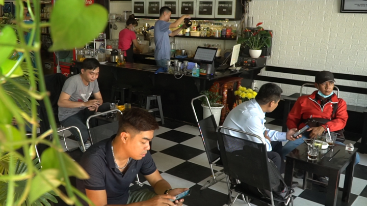 Hàng quán ở TP.HCM nhộn nhịp trở lại trong ngày đầu hết cách ly xã hội