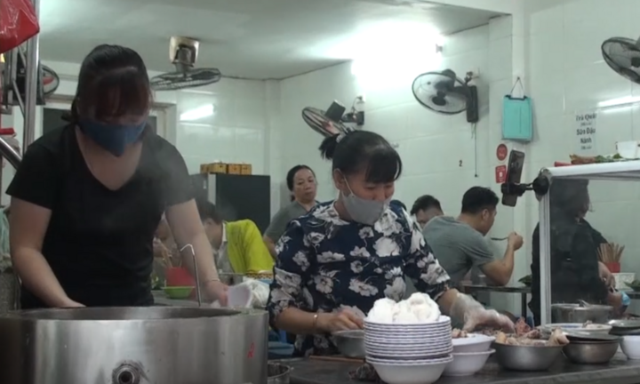 Video: Quán xá, đường phố Hà Nội đông đúc trở lại