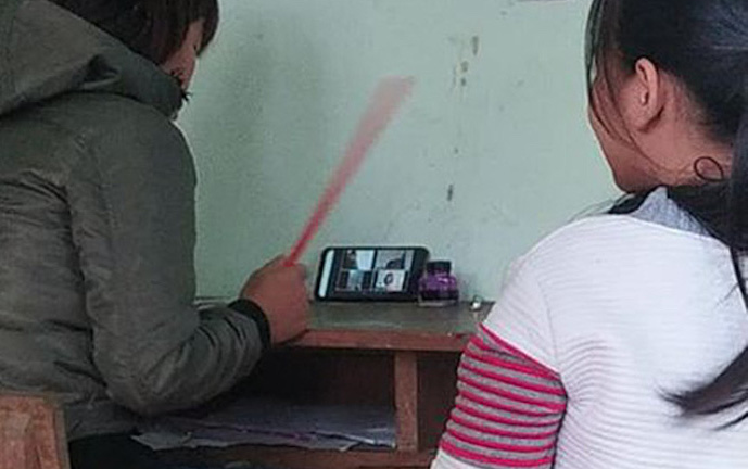 Bi hài họp phụ huynh trực tuyến: Người ngủ ngáy, người cầm roi bắt con ngồi cạnh