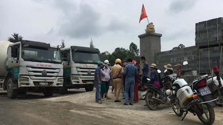 Dân chặn xe đòi doanh nghiệp trả 10 triệu đồng một tháng mới cho lưu thông