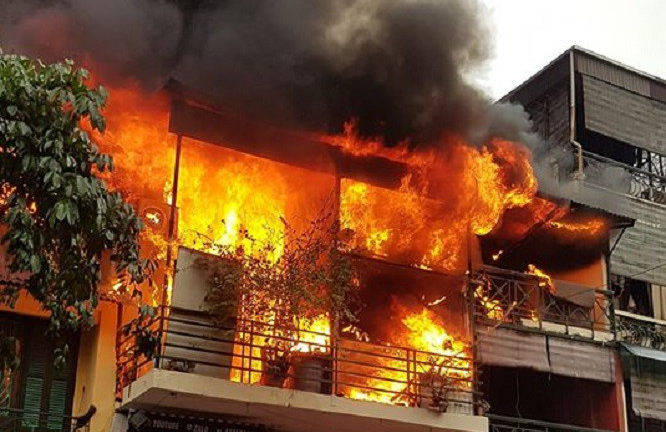 Nhà 2 tầng trên phố cổ Hà Nội bùng cháy trở lại sau 2 ngày phát hỏa