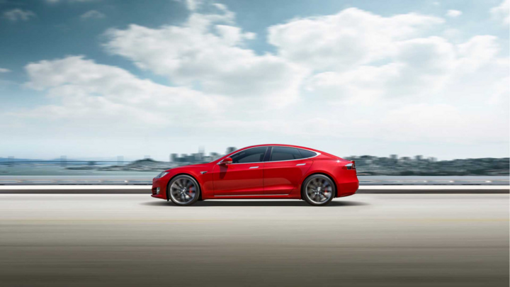 Tesla Model S bản cập nhật ngang tốc độ 'siêu xe cơ bắp' Dodge Demon 