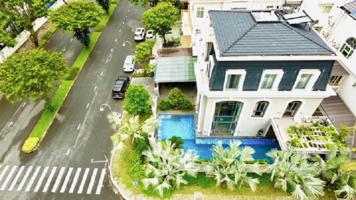 Bảo Thy 'khoe' biệt thự như lâu đài
