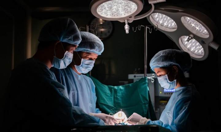 Suýt chết vì ngực lõm sâu, hoại tử sau tiêm silicon dạng lỏng