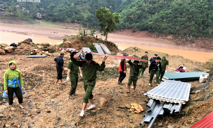 Ảnh: Công an vượt đồi giúp dân Sơn La sửa chữa hàng trăm ngôi nhà bị tốc mái