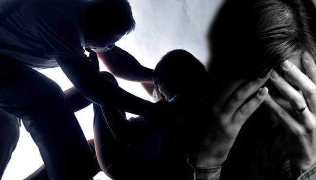 Ngủ say, thiếu nữ 15 tuổi và bạn bị gã đàn ông giở trò đồi bại