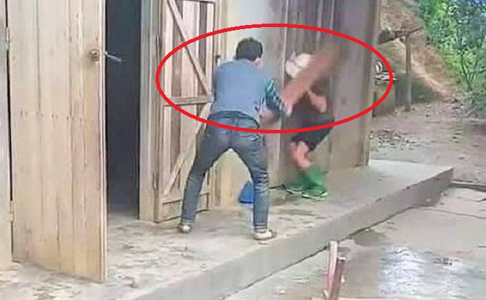 Nghịch tử dùng ghế đánh mẹ già: Xử lý cả người đánh lẫn người quay clip