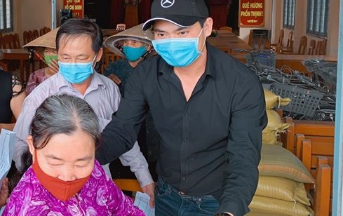 Diễn viên Minh Luân phát 4,5 tấn gạo cho người dân miền Tây
