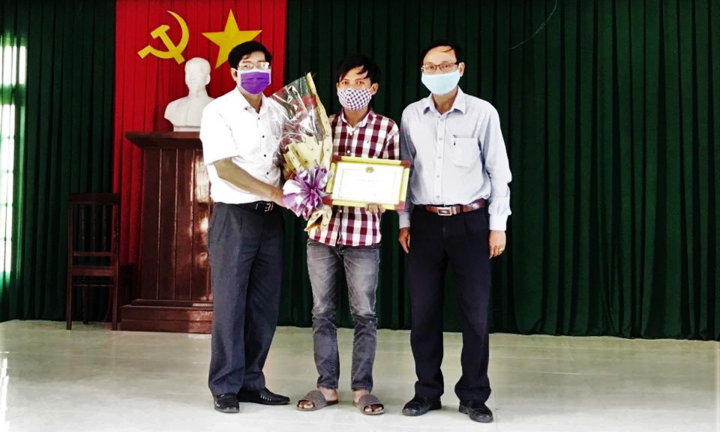 Tặng giấy khen người nhặt ve chai trả lại hơn 200 triệu đồng 