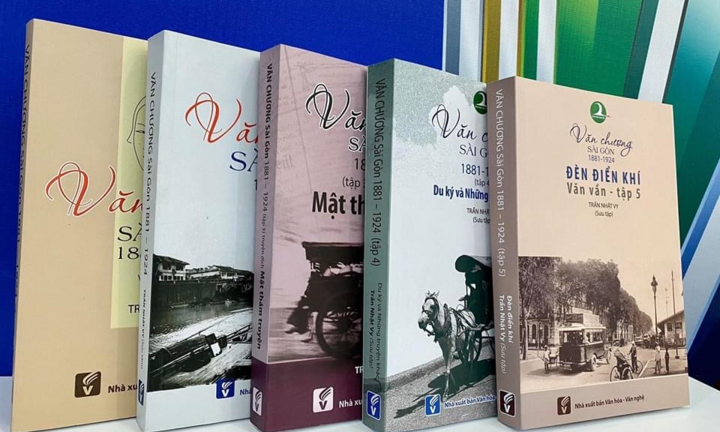 Có gì trong cuốn sách 'Văn vần: Đèn điển khí'?