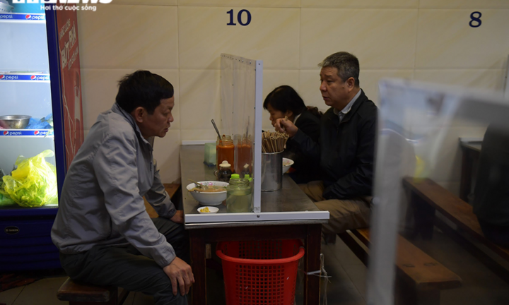 Độc đáo vách ngăn phòng, chống dịch COVID-19 ở các quán ăn Hà Nội