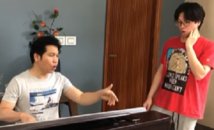 Video: 'Ông hoàng nhạc đỏ' Trọng Tấn dạy con trai luyện thanh buổi đầu tiên