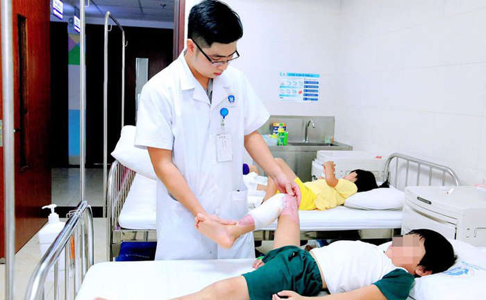 Tự mua thuốc sát trùng vết bỏng, bé trai bị hoại tử chân
