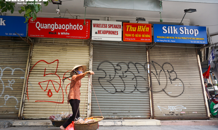 Một tuần sau khi hết cách ly, cả dãy phố ở Hà Nội vẫn không buồn mở cửa
