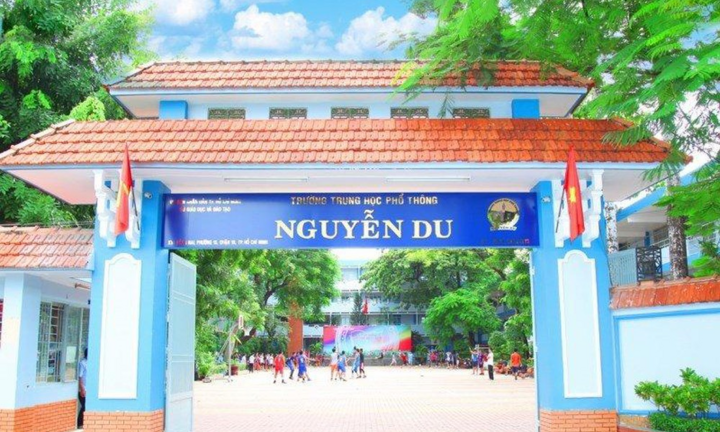 Giám đốc Sở GD&ĐT TP.HCM ký giấy trúng tuyển cho học sinh thiếu 7,75 điểm