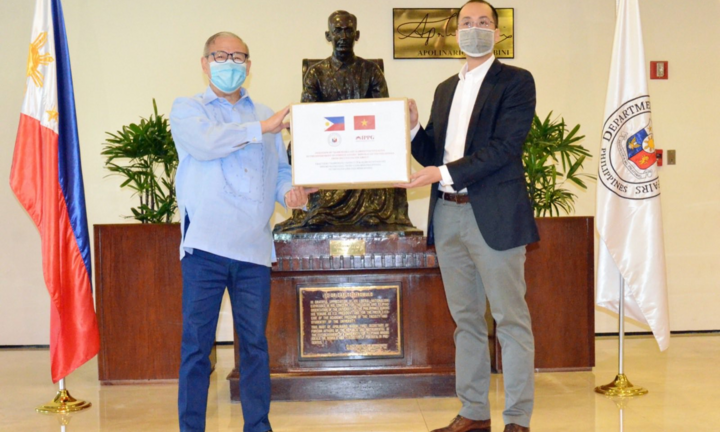 Tỷ phú Johnathan Hạnh Nguyễn quyên góp 750.000 khẩu trang cho Philippines