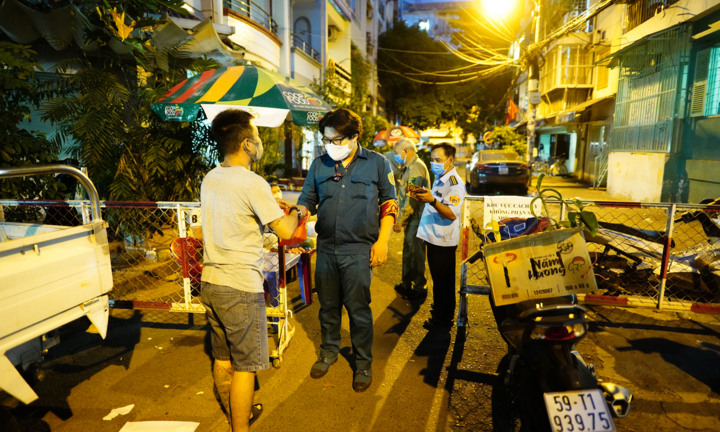 Bên trong chung cư bị phong tỏa do bệnh nhân COVID-19 tái dương tính
