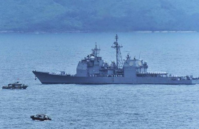 Video: Tuần dương hạm USS Bunker Hill áp sát quần đảo Trường Sa