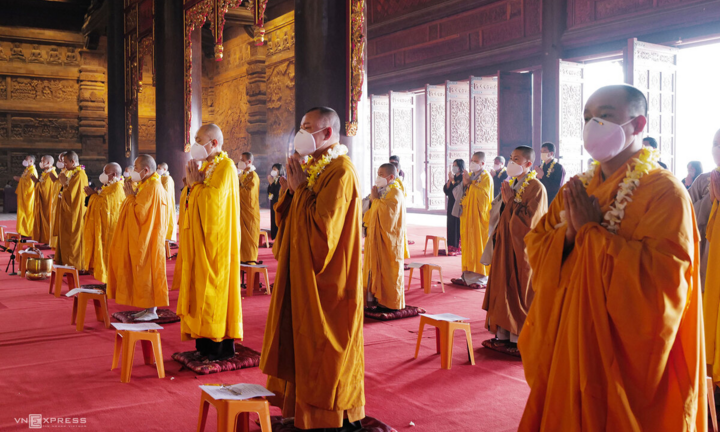 Tăng ni đeo khẩu trang dự lễ Phật đản ở ngôi chùa lớn nhất Việt Nam