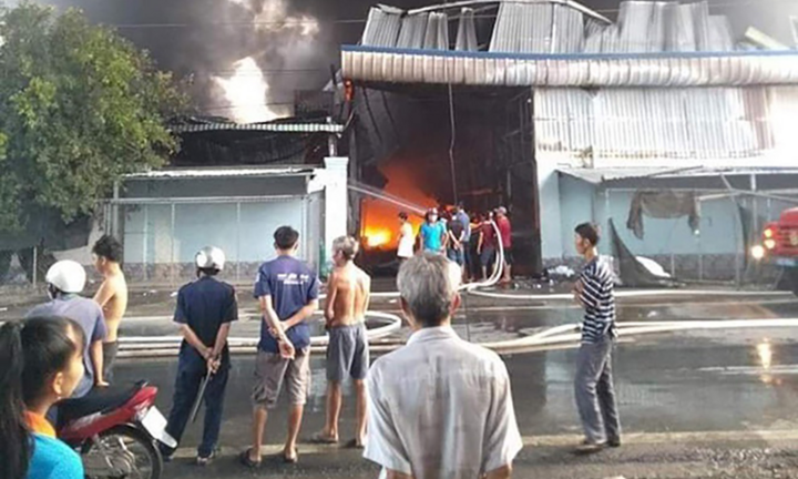 Nam công nhân gây cháy nhà kho thiệt hại hàng chục tỷ
