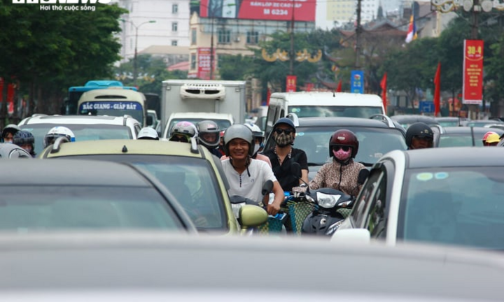 Ảnh: Hà Nội, TP.HCM kẹt xe tứ bề trong sáng ngày đầu nghỉ lễ