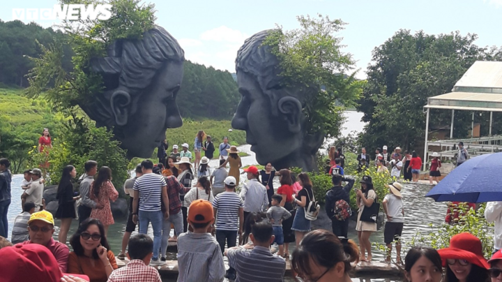 Du khách nườm nượp đổ về phố núi Đà Lạt sau đợt cao điểm phòng dịch COVID-19