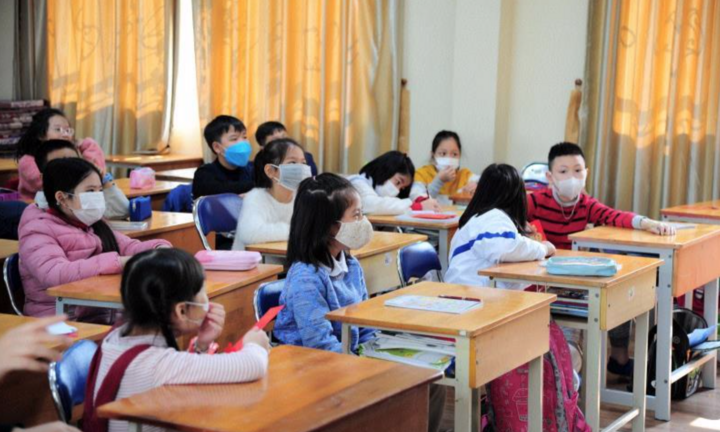 Học sinh TP.HCM trở lại trường phải giữ khoảng cách một mét trở lên