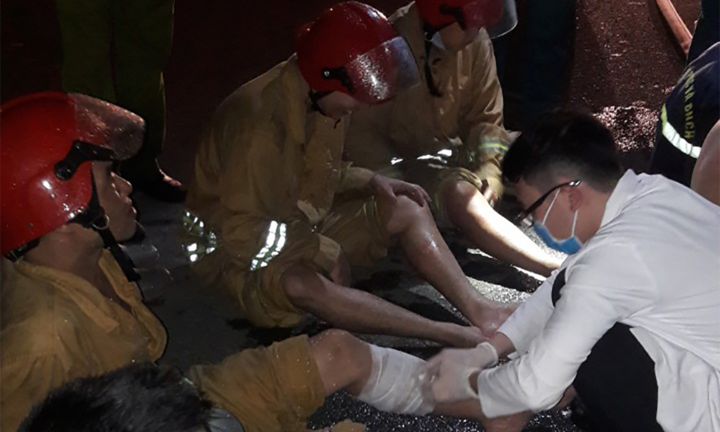 Nhiều lính cứu hỏa bị thương khi chữa cháy trong khu chế xuất Tân Thuận